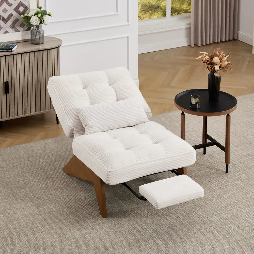 Fauteuil en velours côtelé beige, dossier incliné et repose-pieds sorti