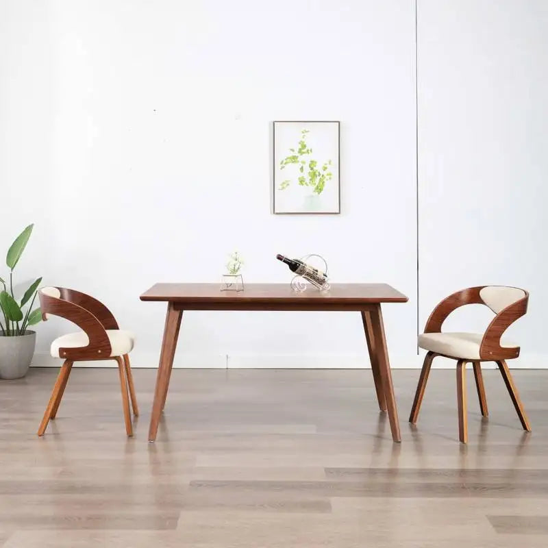 Chaise en noyer cintré et assise crème autour d'une table en bois