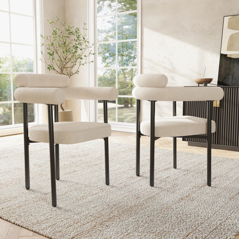 Deux chaises en bouclette beige à accoudoirs autour d'une table