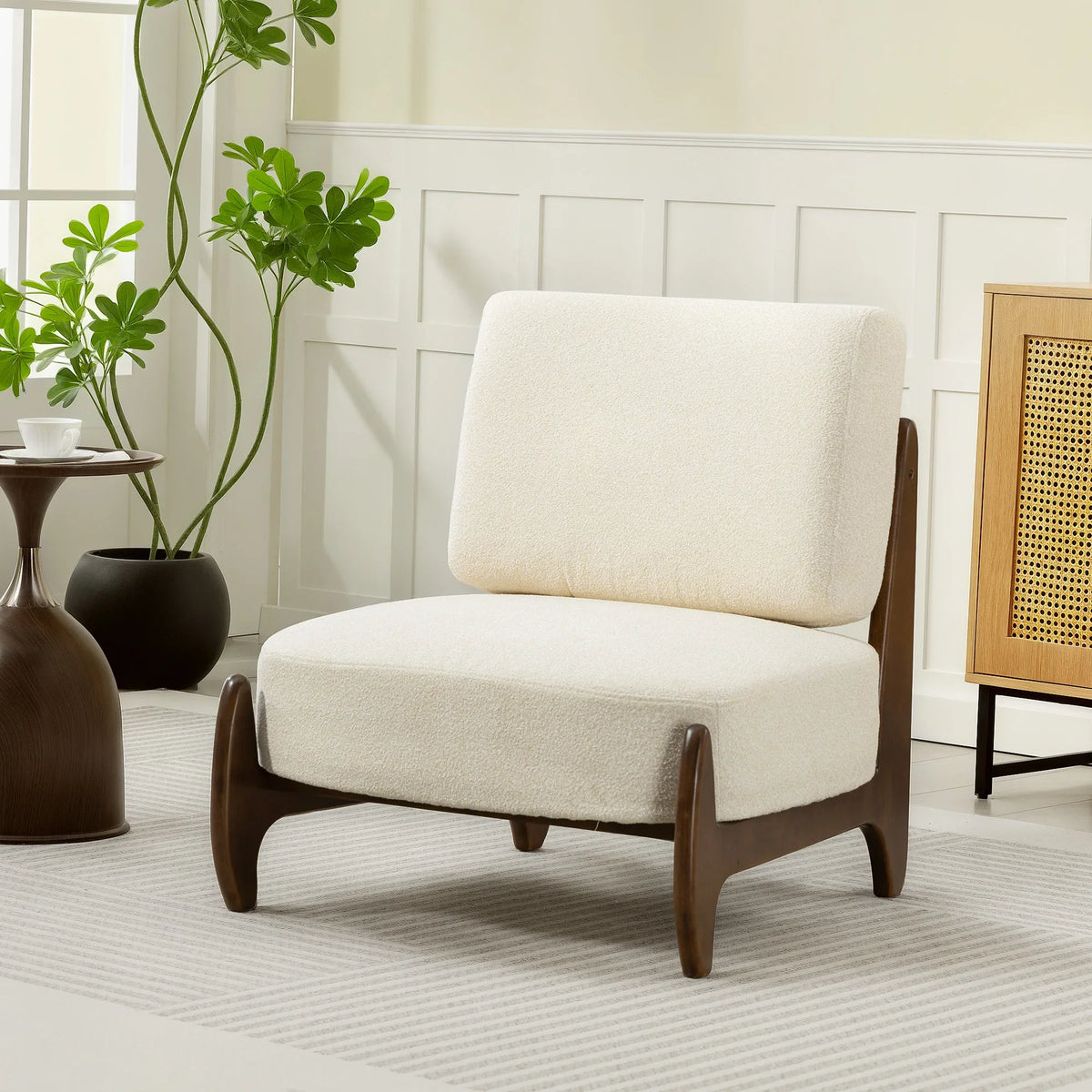 Fauteuil Boucle en chenille crème dans un salon