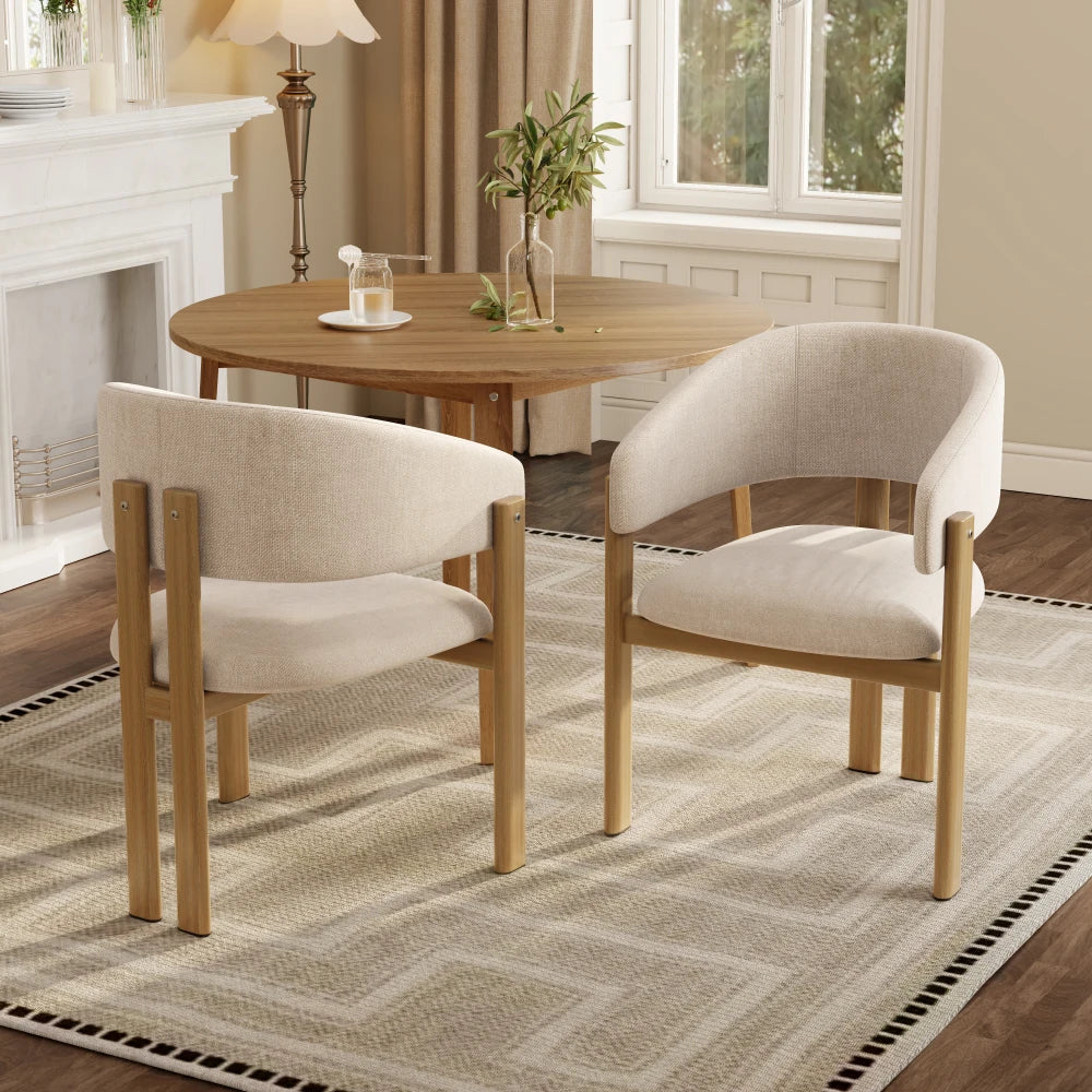 Chaise Ourlet en lin beige, deux chaises autour d'une table ronde dans une salle claire