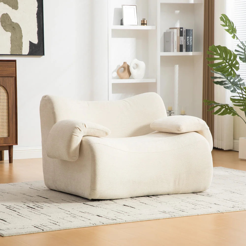 Fauteuil Dune crème dans un salon clair, vu de face