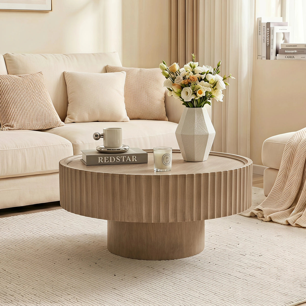 Table basse Tambour cannelée devant un canapé, avec un plateau